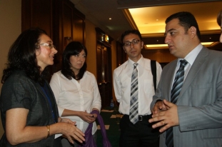 Ձախից՝ Ռոզա Կիապպե (PALM Ծրագրի ղեկավար), աջից՝ Վահե Մամբրեյան (ԱՄ Փարթնըրզ) (Երևան, 20.06.2011.)