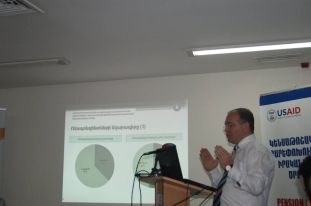 Vardan Aghbalyan introducing the survey results